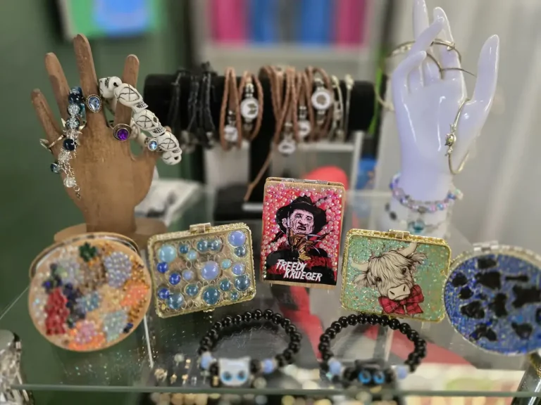 Jewellery, bracelets and decorative accessories at Glowing Creations